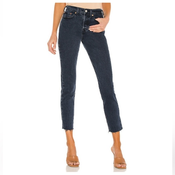 Levi's Wedgie High Rise Tapered Leg Frayed Cropped Jeans Women's Size 27 - Picture 1 of 16
